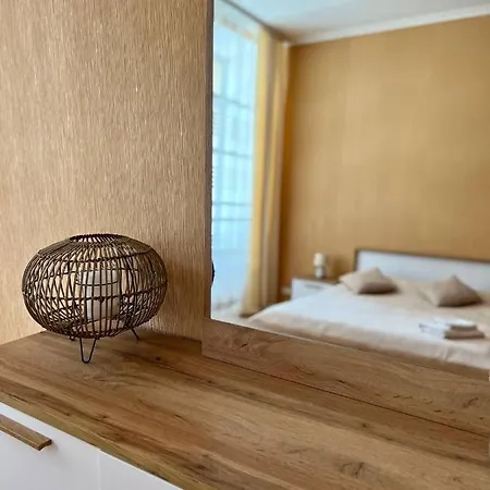 On Hnatiuka With Parking דירה