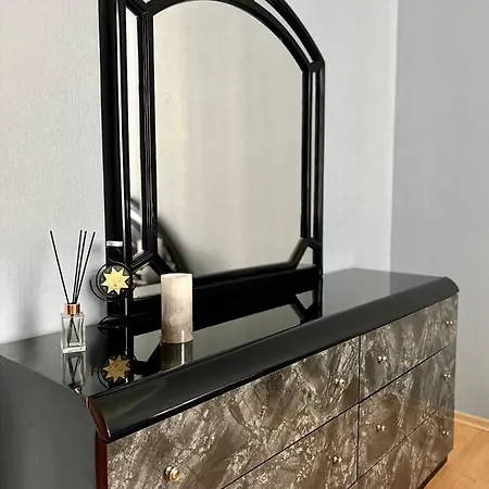 Апартаменти On Hnatiuka With Parking