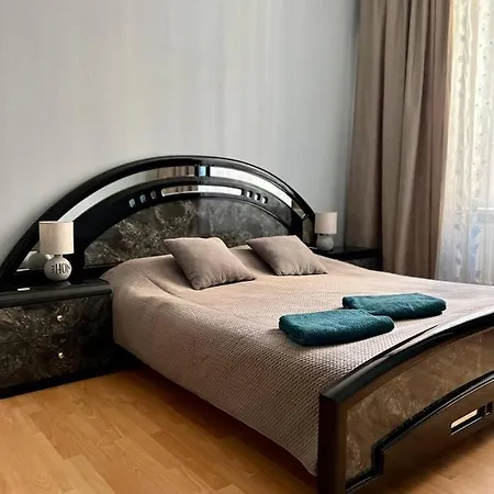 Апартаменти On Hnatiuka With Parking *