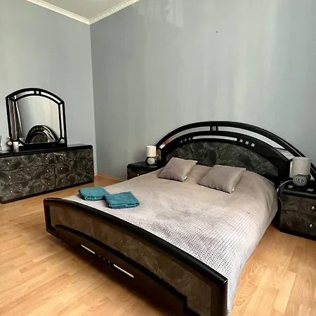 Apartament On Hnatiuka With Parking Lwów