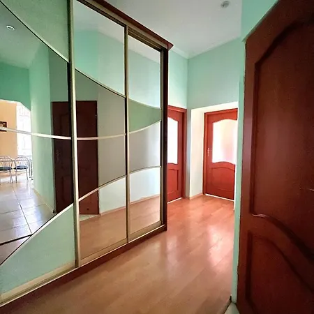 On Hnatiuka With Parking Apartament *