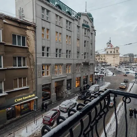 Апартаменти On Hnatiuka With Parking