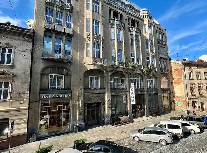 On Hnatiuka With Parking Apartament *