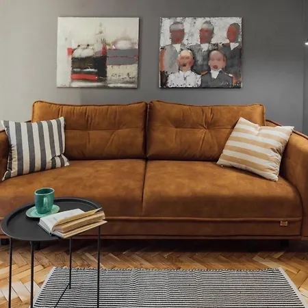 On Hnatiuka With Parking شقة *